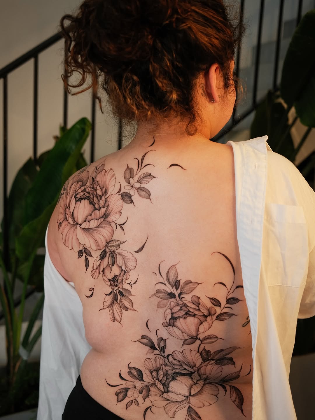 Freehanded floral back tattoo for my beautiful @j.cp13 🤩 we wanted to keep it soft, delicate, and elegant. I really love how it cascades diagonally d
