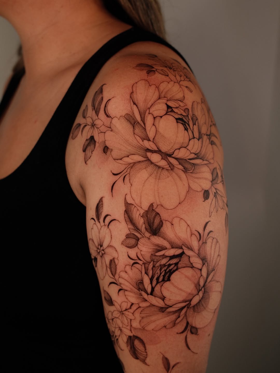 Rose tattoo for my girl @djpiab and E5 for her boo
@sashatattooinggallery
🌹Bookings: lorietattoos.com
#forearmtattoo #tattooideasforgirls #rose #