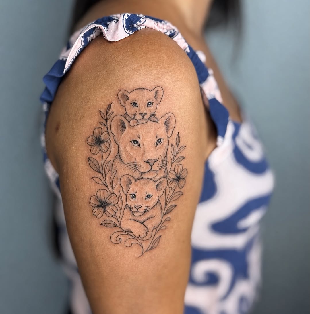 Bom diaaaa. Vem comigo rabiscar, vem ?!🤍🥰
.
.
.
.
#divinopolis #maiaramoura #tattoo #tatuagem#essência