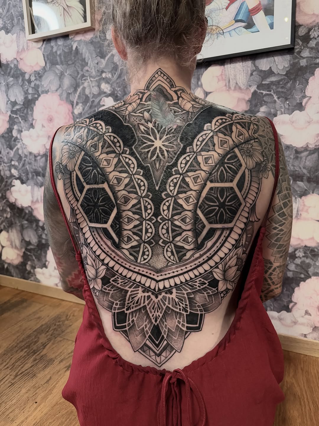 Un jour de plus chez la best @amy_mymouse avec une cliente de fou 💪🏻💪🏻🤩🤩 énorme merci pour ce projet trop cool 💝🤩 #ink #tattoo #tatouage #mand