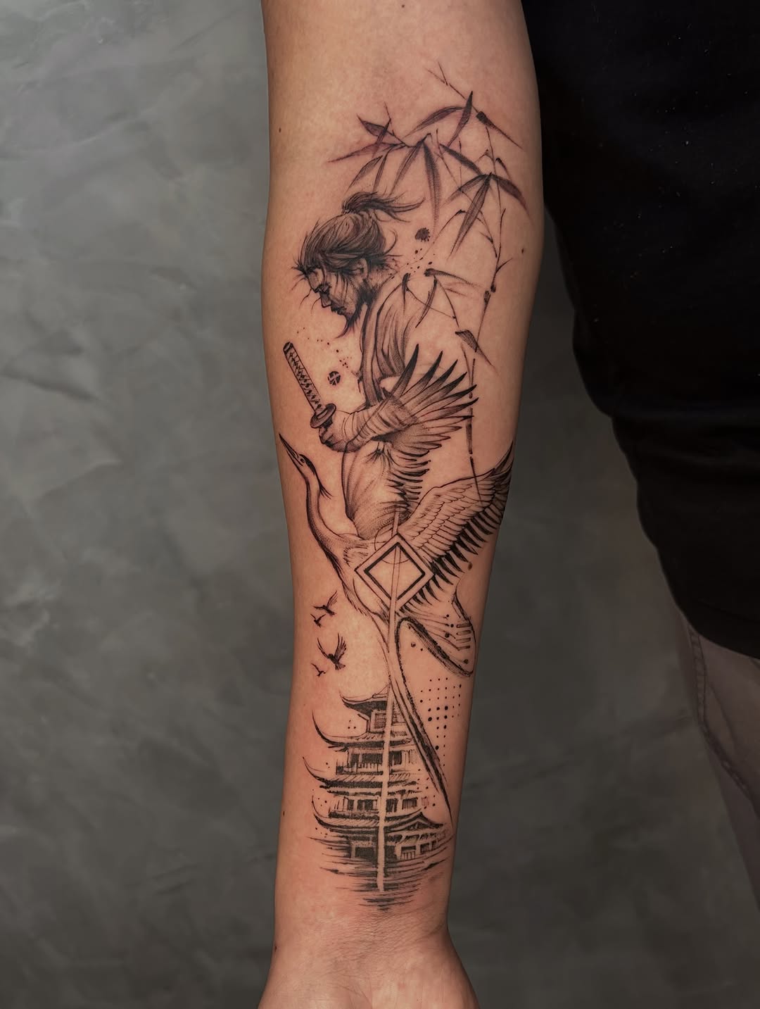 Desiste! Você não vai achar a sua tatuagem em um site de pesquisa.
A tatuagem que carrega a sua história não aparece pronta em lugar nenhum.
O proce
