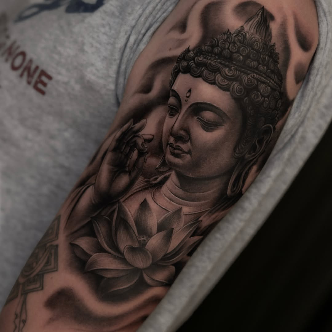 Work in progress. bringing this vision to life, one detail at a time. 🖤 Still more to come...
@rinktattooz 

#ColorPortraitTattoo #RealismTattoo #Bla