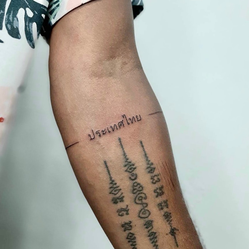 A Thai elephant tattoo inspired by the beauty and symbolism of Thailand. π
This custom tattoo combines realistic elephant shading with geometric fra