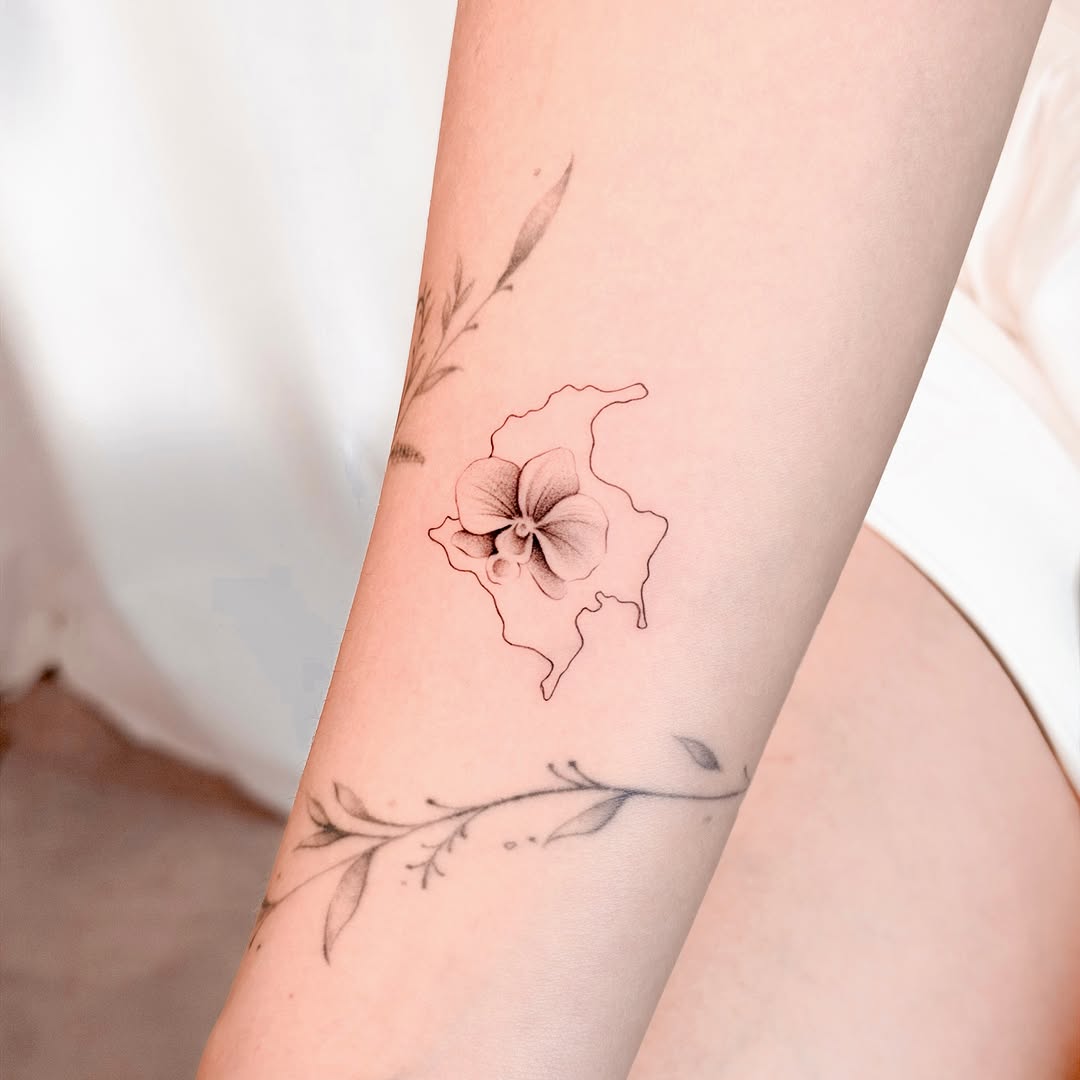Primera y segunda sesión para esta espaldaaaa 💛✨ me gustaría trabajar más proyectos como este, si te interesa envíame un DM! 💬

Tattoo personalizado