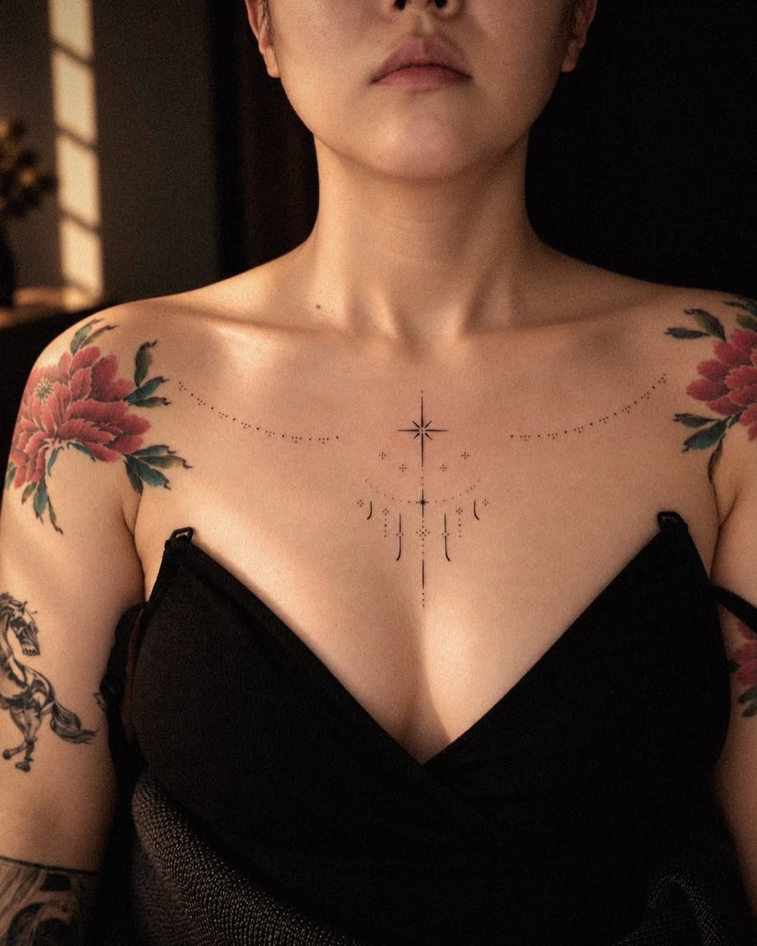 Ornamental details across the collarbone 
-
#torontotattoo #torontotattooartist #ornamentaltattoo #finelinetattoo #collarbonetattoo