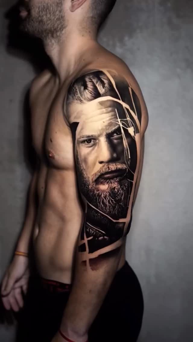 Manche Tattoos erzählen keine Geschichte.
Dieses hier ist ein ganzes Gefühl.

Persönliche Erinnerungen, starke Symbolik und gezielte Farbakzente mache