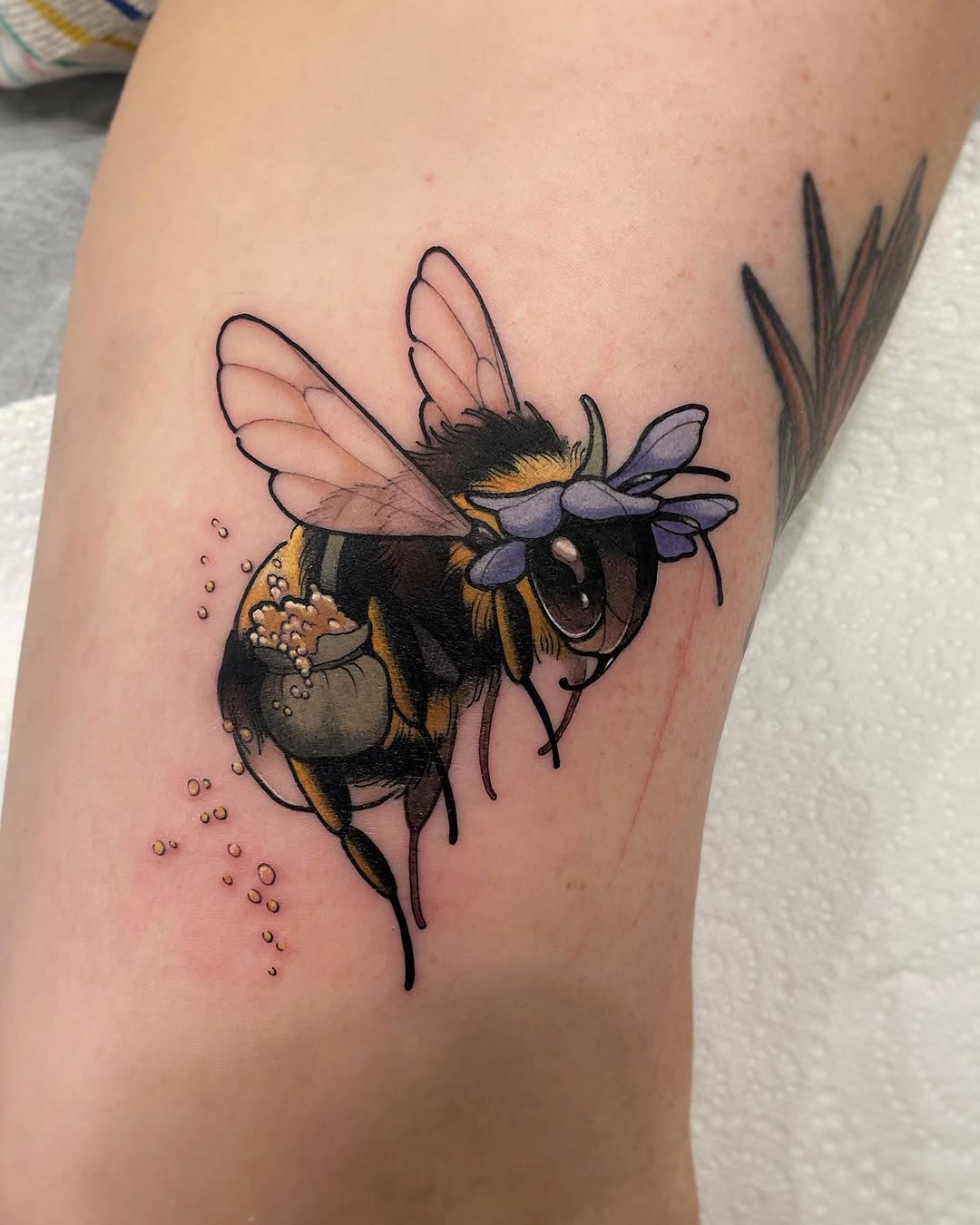 Foraging field friend with his pocket full of pollen🌞🌻🐝
Thanks so much, Claire!
.
.
.
.
.
.
.
#tattoo #neotraditionaltattoo #perthtattoo #perthtatt