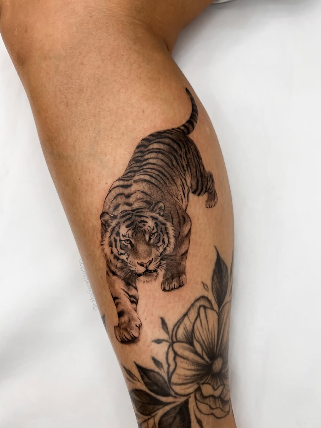 ✨ DETAILS ✨
Um pedacinho do meu espaço ❤️‍🔥 
Orçamentos e agendamentos no WhatsApp (link na bio @rafaelareis_tattoo )
.
.
.
#fyp #tatuagemfeminina #r