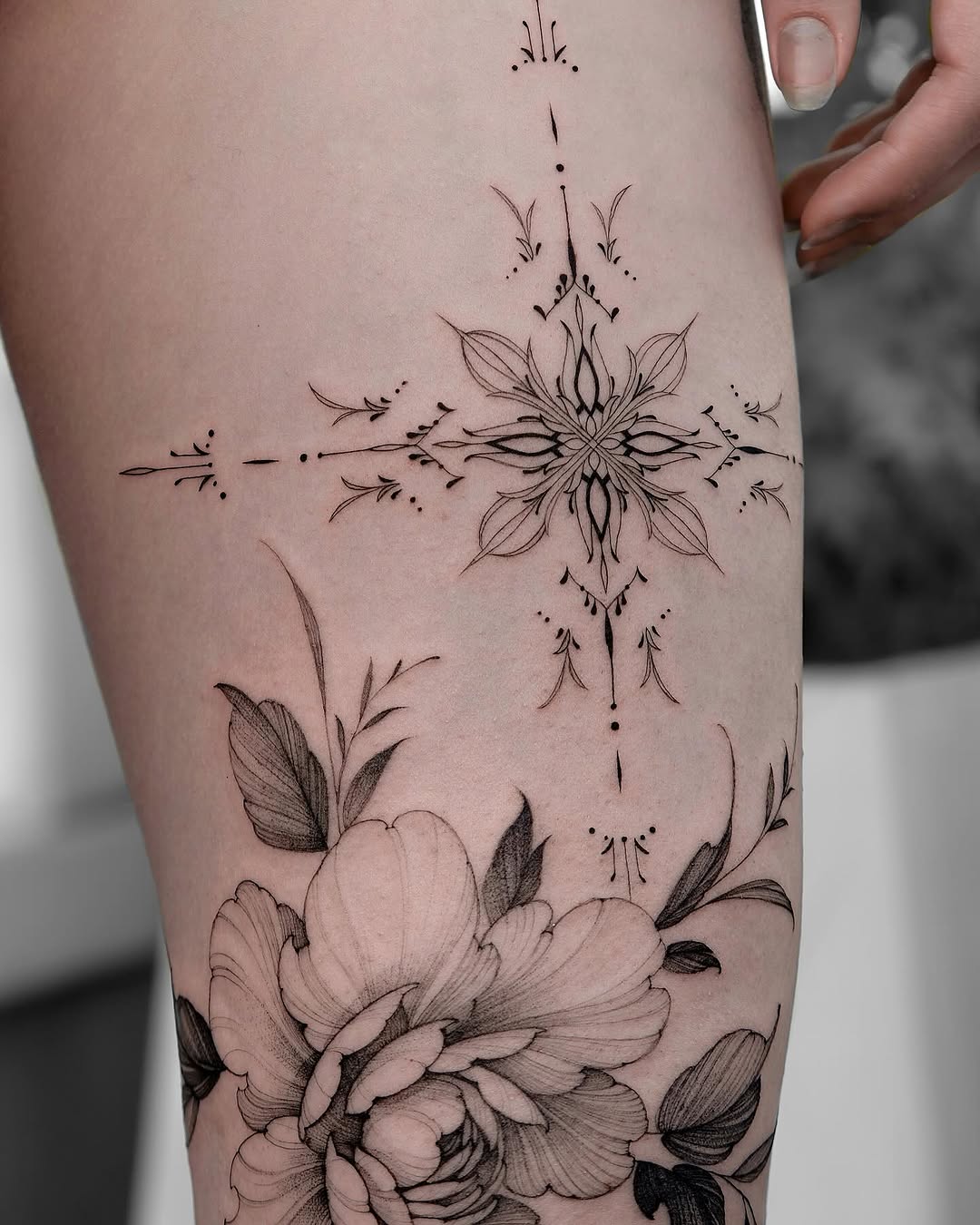 - @romary_tattoo -
@romary_tattoo is one of our resident artists in Munich.
Specialising in ornamental and floral tattooing, she creates elegant com