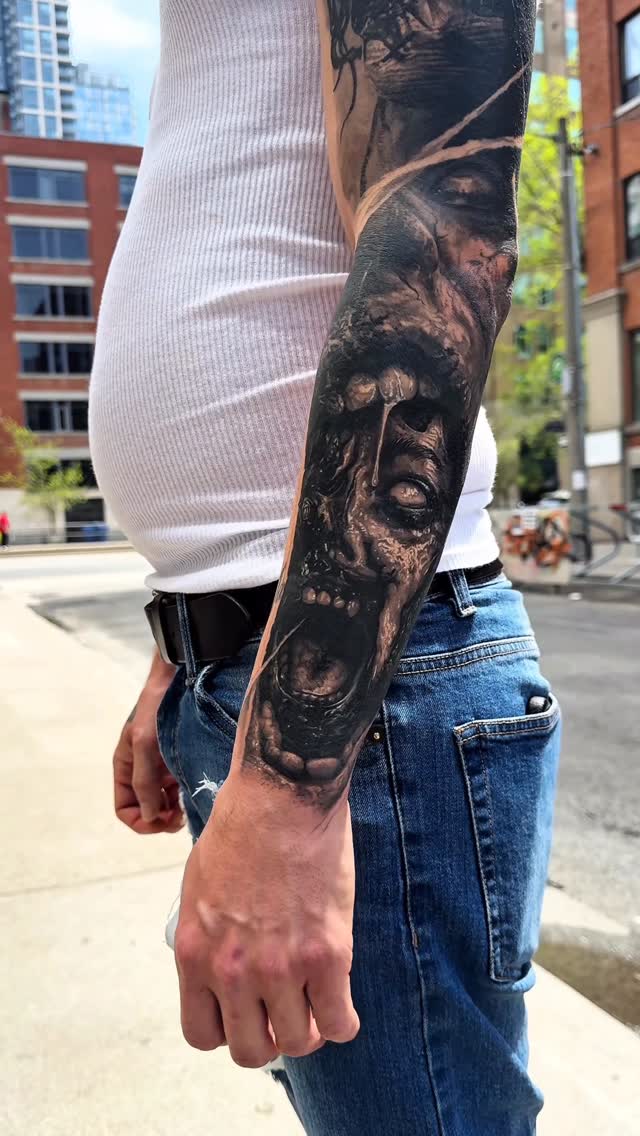 LOVE IS BLIND

Fresh inner bicep tattoo exploring the darker side of devotion, obsession, and self-destruction. From the watching eye to the rotting f