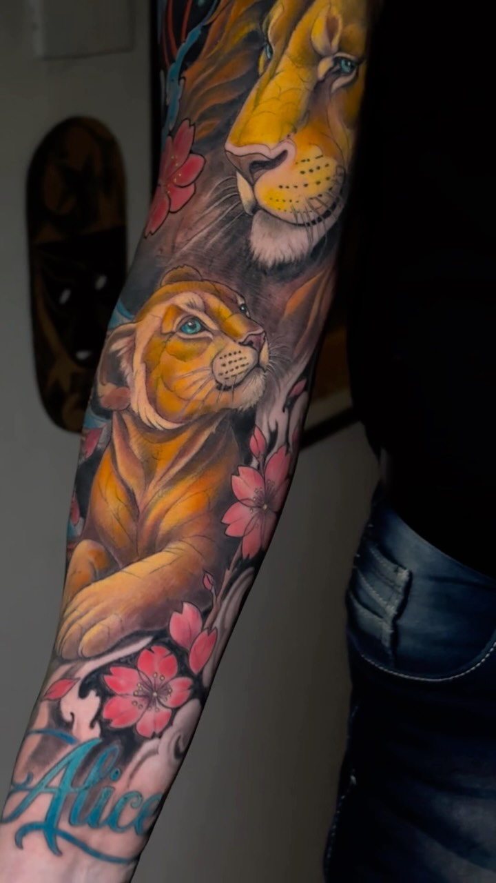 🦁Este león nació para representar un vínculo que va mucho más allá de la piel:
Un padre y una hija.
La fuerza de un padre que protege,
la ternura de 
