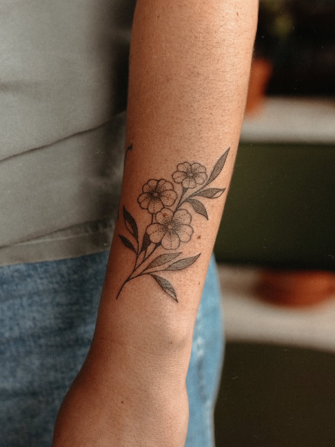 One-time-only design for Marina’s shin! Tough spot to sit through, but she took it like a champ and I think it paid off. 😍🌸 Also peep that healed un