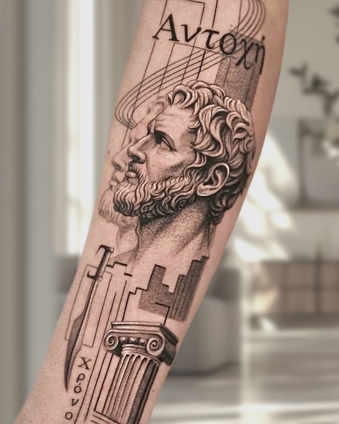 La estética clásica reinterpretada en piel. 🏛️
Escultura griega, arquitectura y geometría en una sola composición.
Tatuaje elaborado por nuestro art