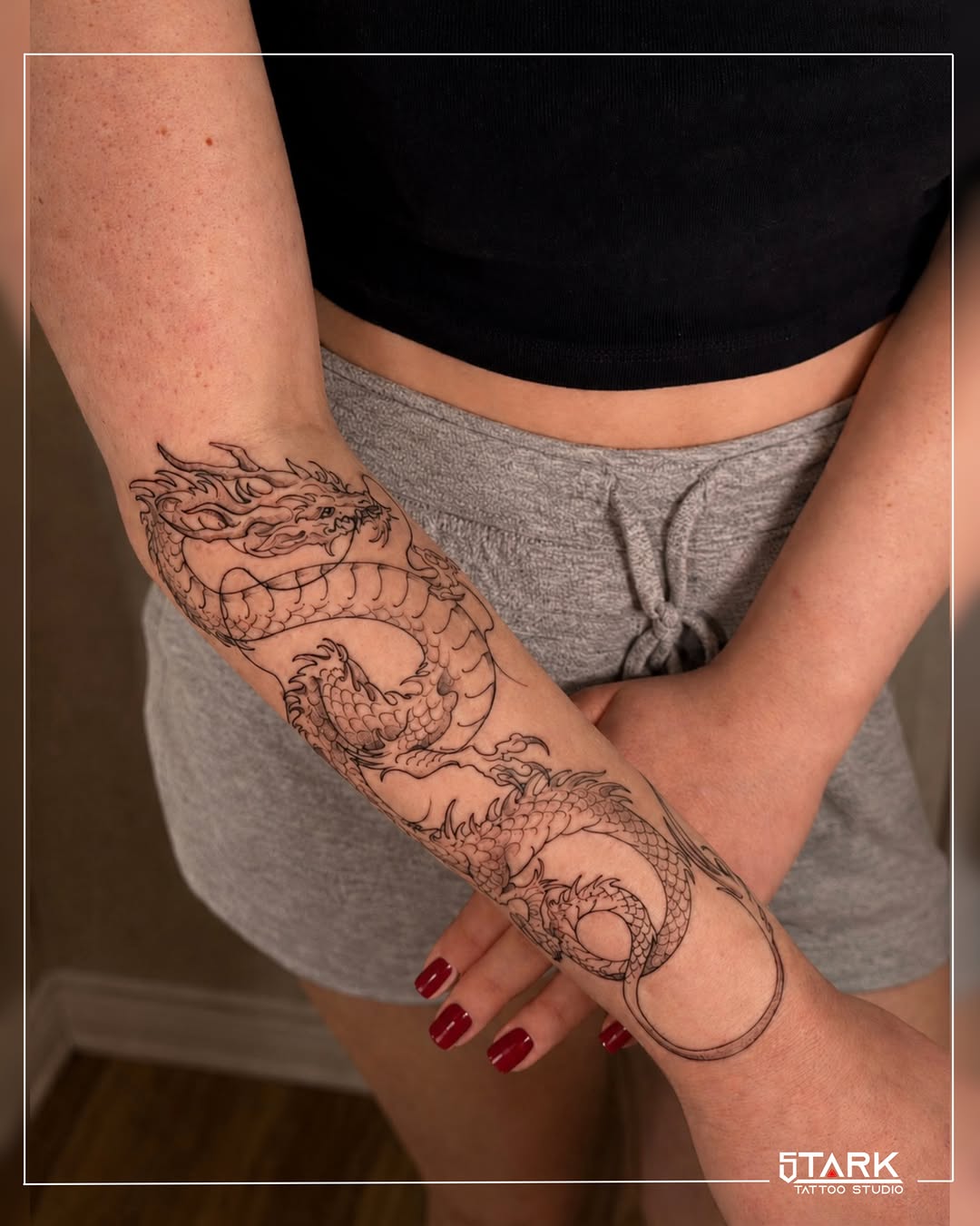 Aklındaki dövmeyi bekletme! emen Stark Tattoo Studio’ya gel ve dövmene k Minimal Dövme Kuralları
Maksimum 5cm
Çizgisel ve detaysız
• Tek sıyah renk
Te