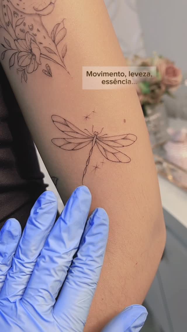 Há encontros que transformam uma vida inteira, mesmo em pequenos instantes.
Porque o amor também ensina a sentir mais profundamente, a enxergar beleza