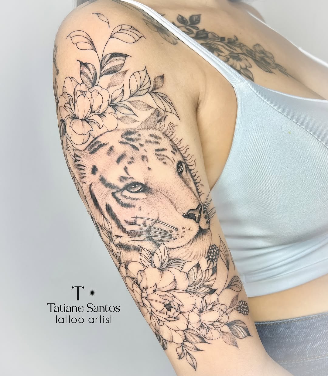 Sou tatuadora especialista em traços finos, florais e simbólicos.

Estou recomeçando por aqui — e pra marcar esse novo ciclo, estou abrindo a agenda c