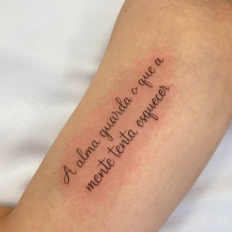 Repostando esse trabalho incrível de @brunaroldaotattoo ✨
Mais uma inspiração linda de tatuagem delicada para vocês!

📍Atendimento em Cachoeirinha/RS