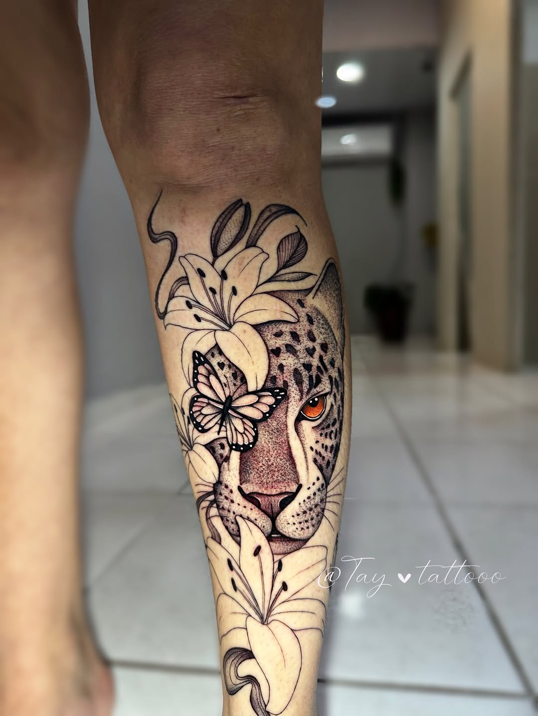 • Duas na canelaaaa, boraaaa 🔥🔥❤️

#tattoo #tattooideas #tattoodelicada #finelinetattoo #fineline #fine #tatuagemfeminina #inktattoo #tattoo2me #tay