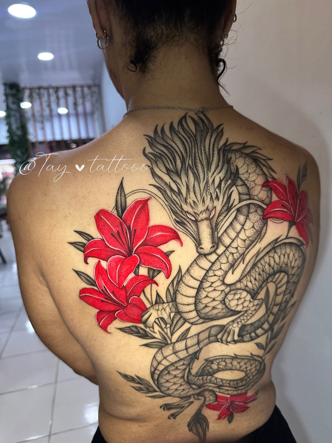 • “No tatame, eu aprendo a cair, levantar e nunca desistir.” Oss! 🥋❤️
.
.
.
#jiujitsu #taytattooo #tattoo #tatuagem #explore