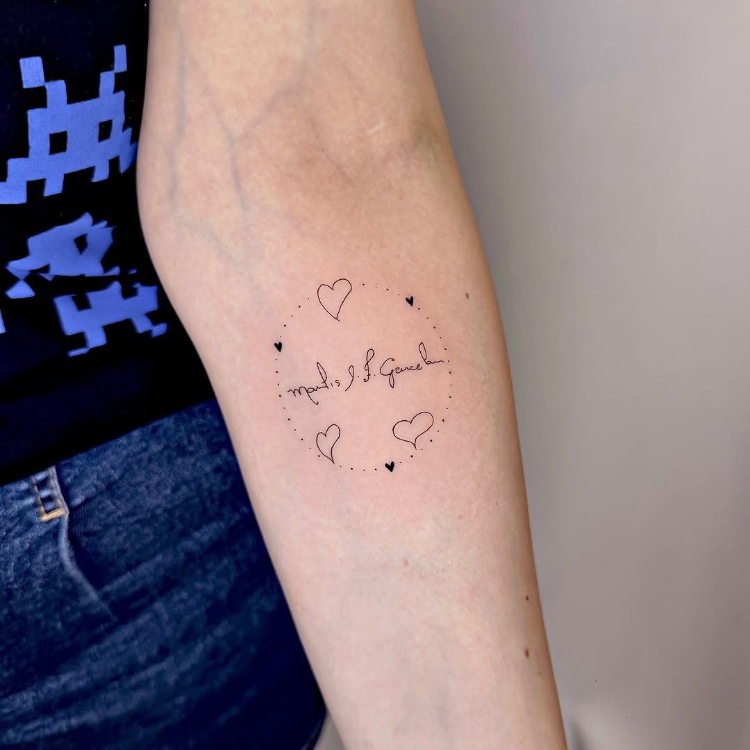 ✨ Tatuagem delicada, cheia de significado!
Um registro especial em traços finos, com corações e nomes, feita de forma delicada e personalizada. ❤️

📍