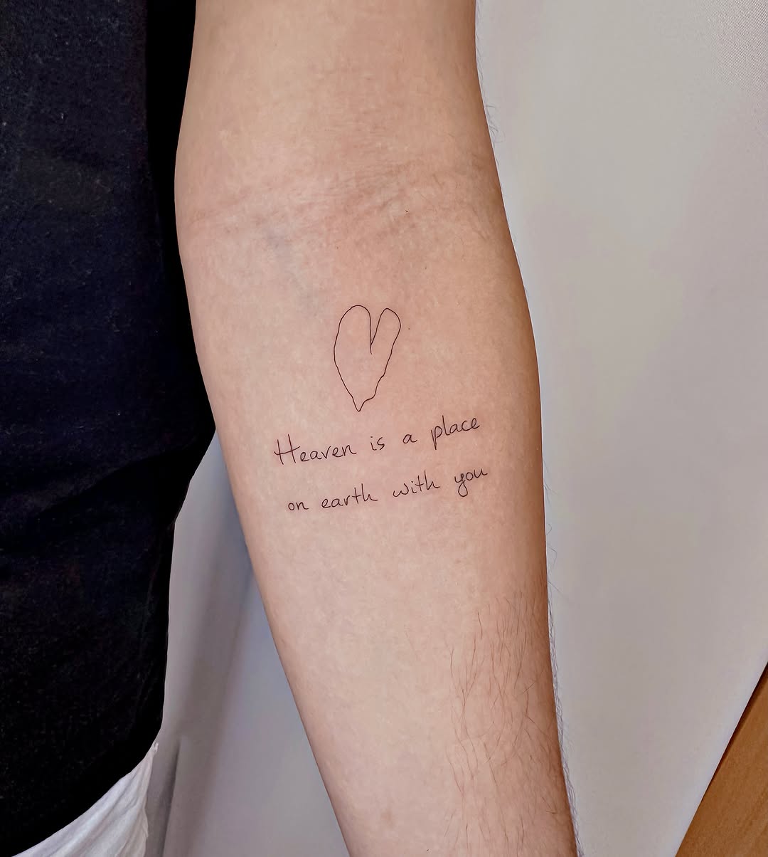 Tatuagem delicada em fine line ✨
A frase “Heaven is a place on earth with you” acompanhada de um coração minimalista, representando amor, conexão e ca