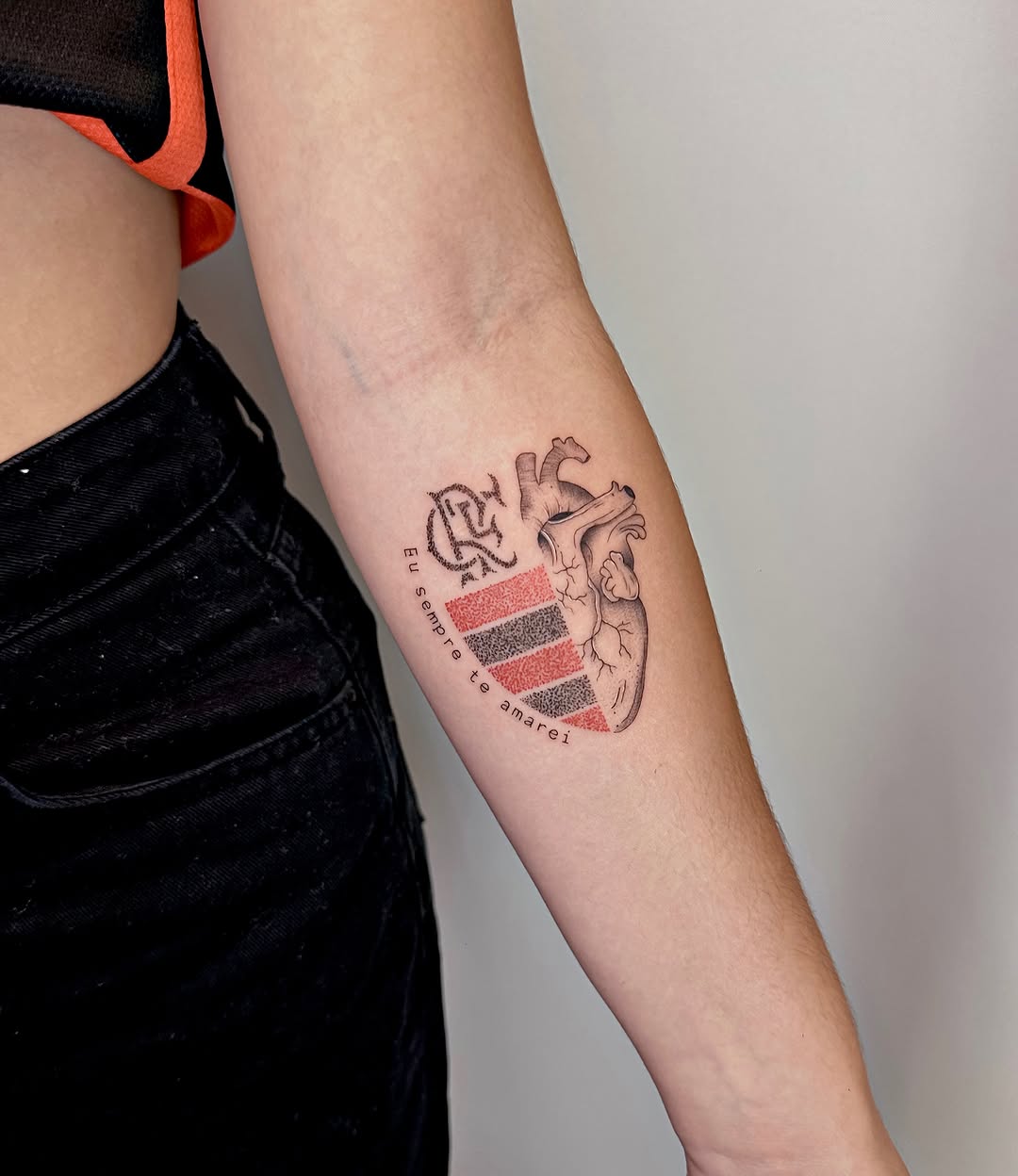 💕 Tatuagem de coração minimalista e delicada

Uma escolha simples, mas cheia de significado. Dois pequenos corações feitos com traços finos e delicad