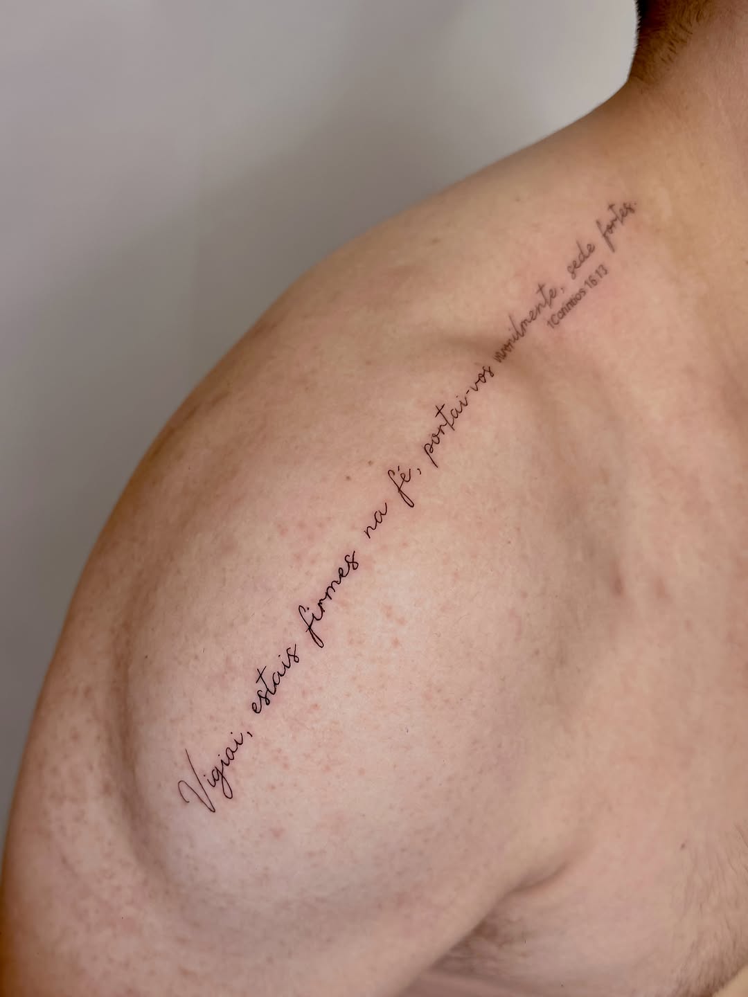 ✨ Tatuagem delicada, minimalista e cheia de significado.

“You’ll never walk alone” 🤍
Uma frase que carrega uma mensagem linda de força, presença e a