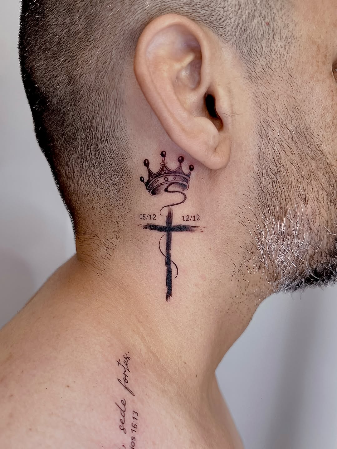 ❤️ Tem sentimentos que merecem ficar na pele para sempre.

Uma tattoo cheia de significado, unindo o coração anatômico, a cruz e a frase “Eu sempre te