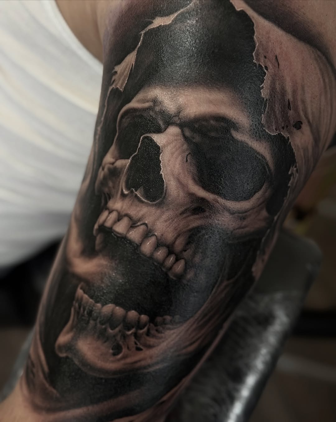 Super funpiece, done in 4 1/2hrs in total

#skull #skulltattoo #tattoo #ink #realistictattoo #blackandgreytattoo