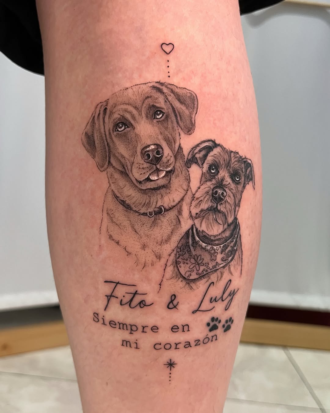Tatuajes en rojo ahora son una tendencia y realidad, ahora, ¿se puede manejar linea fina en este tono? Si!, se puede con buena técnica. Agenda tu idea