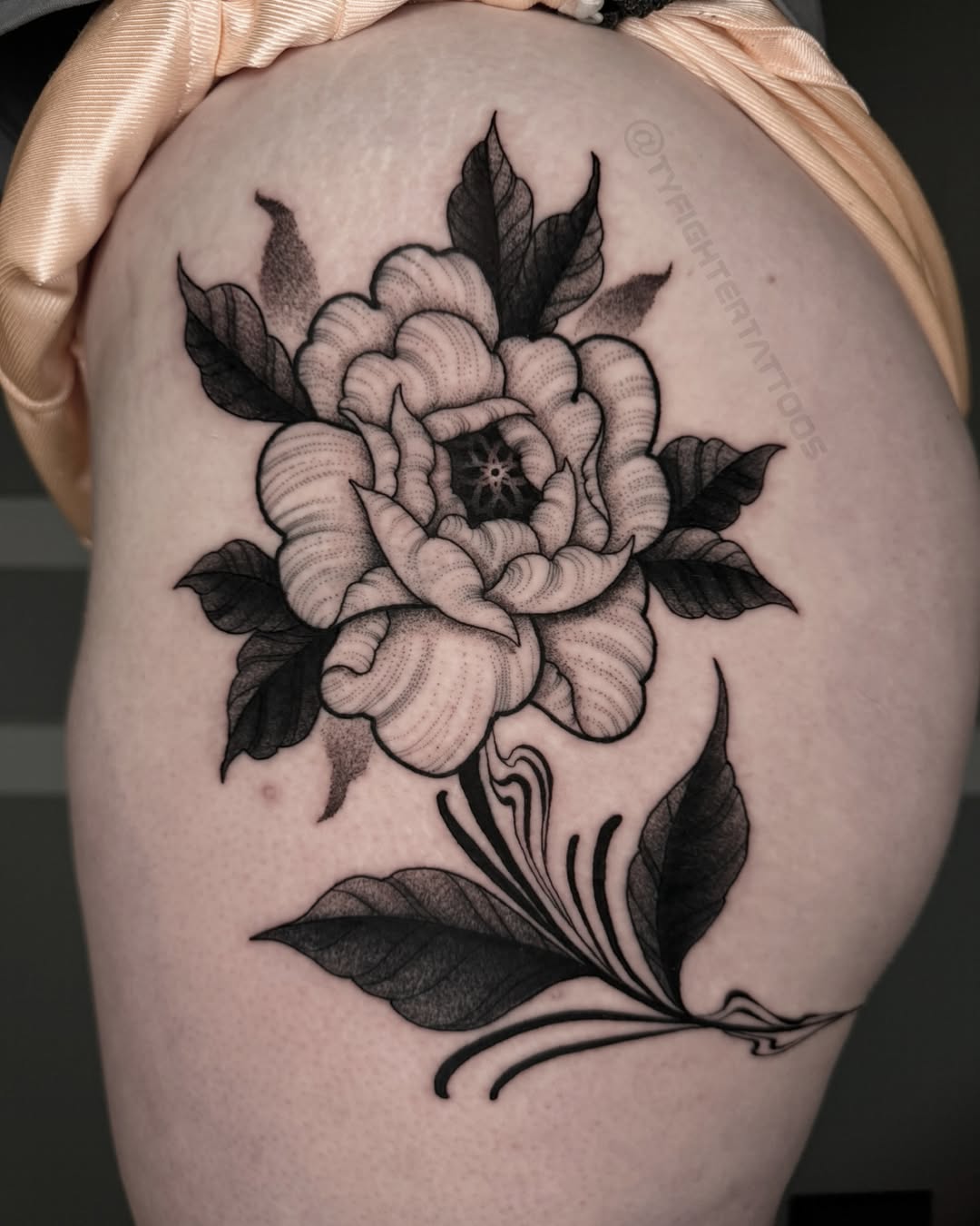Hutt bugger flower and some other dainty pieces from over the years for my client! Always appreciate the trust with these tattoo placements. Love doin