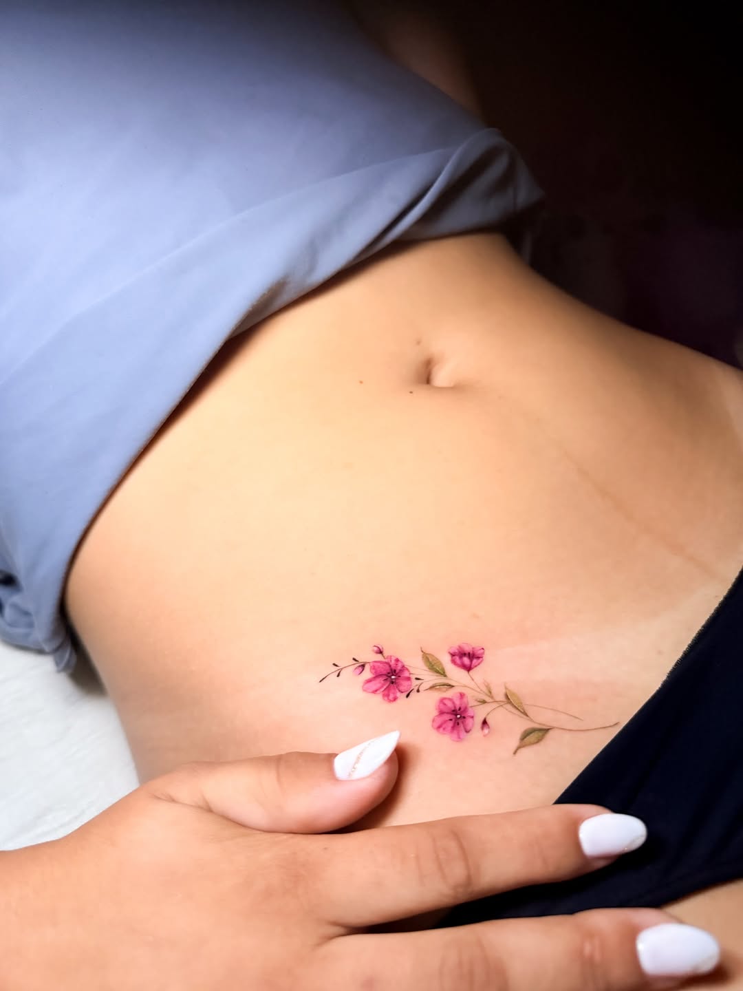 Começar esse domingão mostrando essa delicadeza pra vocês!
E aí, você faria uma tatuagem assim? 

#tattoo #tattoodelicada #tattoofloral #tatuagemfemin