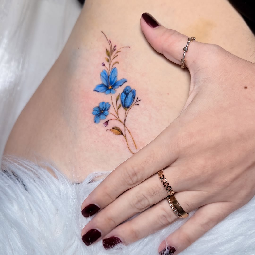 Começando mais uma semana com essa delicadeza que tive o privilégio de criar. 💙

Essa foi a primeira tatuagem da Poliana, e saber que ela confiou em 