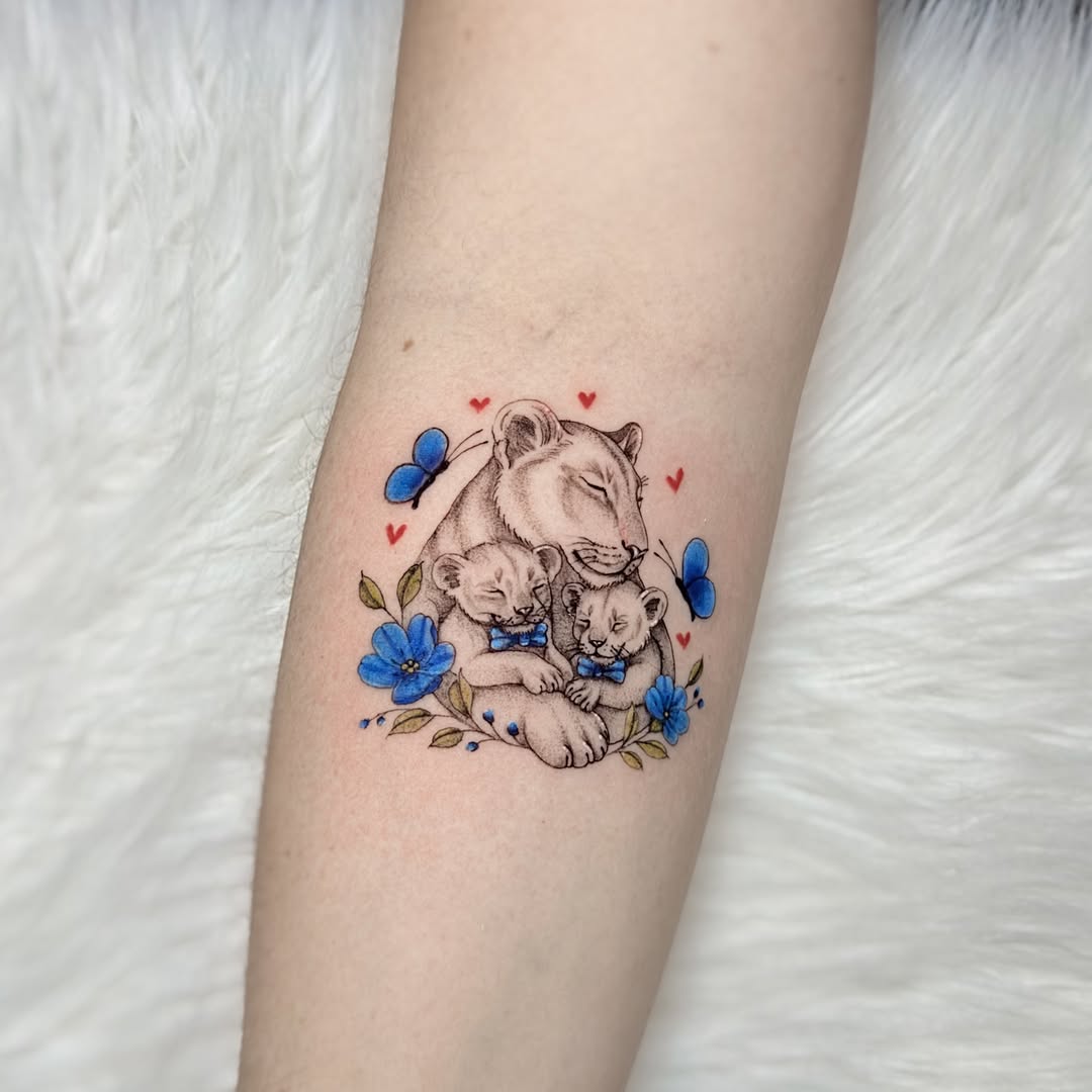 ✨ Amor de mãe não cabe em palavras. Mas talvez caiba em uma tatuagem. ❤️

Porque ser mãe é carregar no coração um amor que cresce, protege, ensina e a