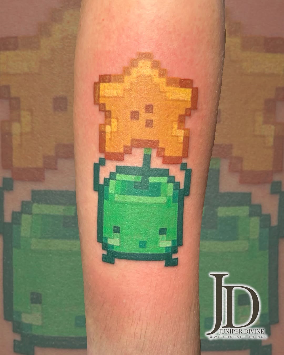 🌟 Tattooed this custom Stardew Valley tattoo for @uhn_nate . It’s a Junimo holding a starfruit! Thank you so much for the trust, I absolutely love do