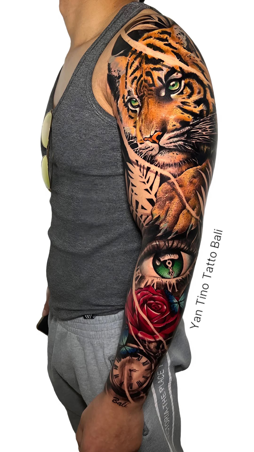 Halp Sleeve tattoo style💫

Yantino tattoo Ubud bali📍

#halpsleevetattoo #tattooarm #tattooideas #fullarmtattoo #tattoosleeve #tattoowork #tigertatto