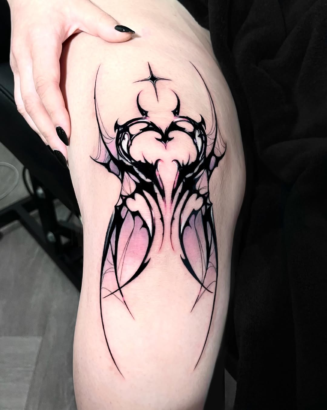 🕷️🕸️🩷 A cyber sigilism tattoo wrapping around the knee.
Thank you @hellznear 🙏🏻
-June / Sydney booking open 
-Contact me via DM